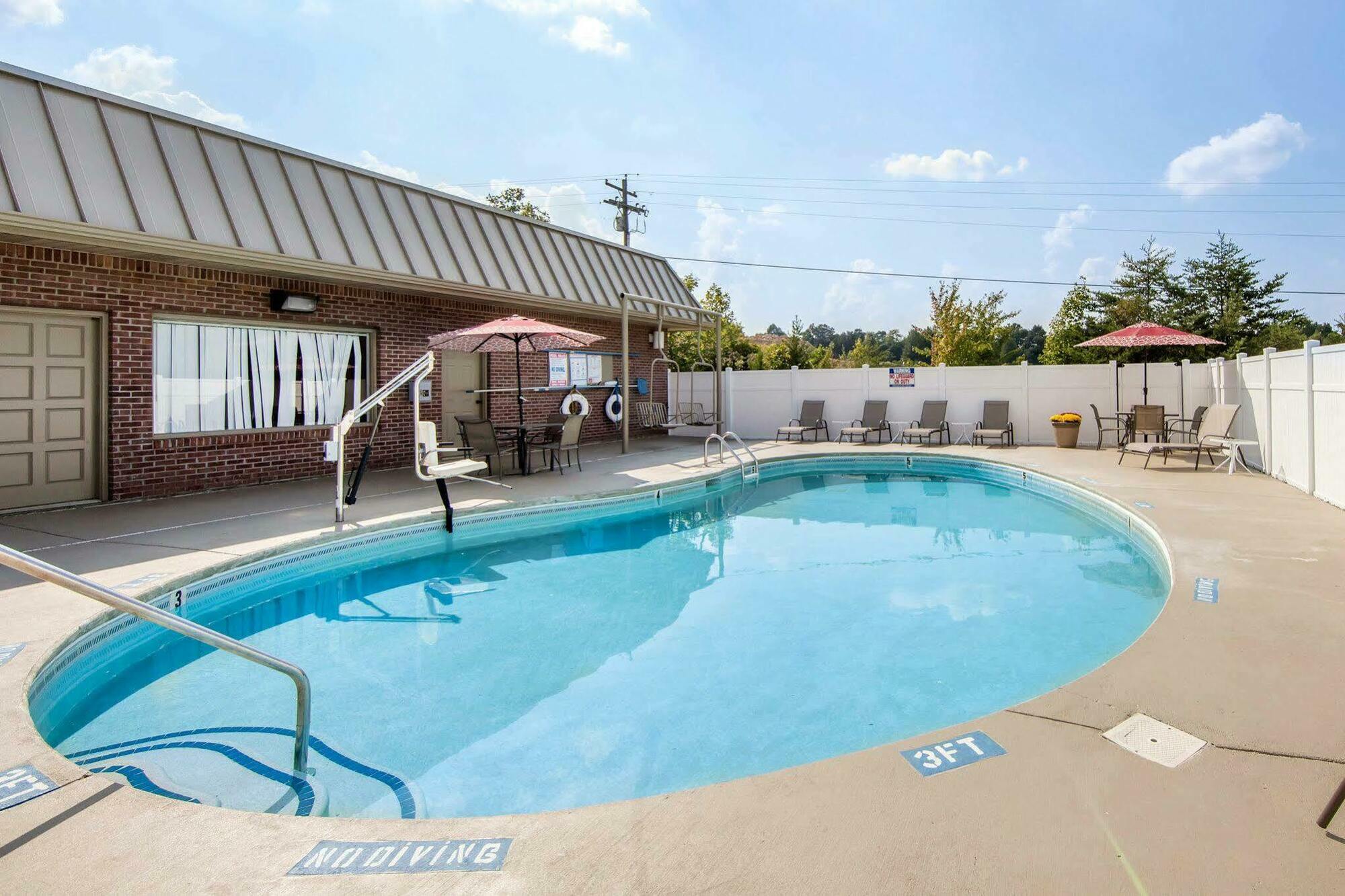 Pioneer Comfort Inn At Royal Blue מראה חיצוני תמונה